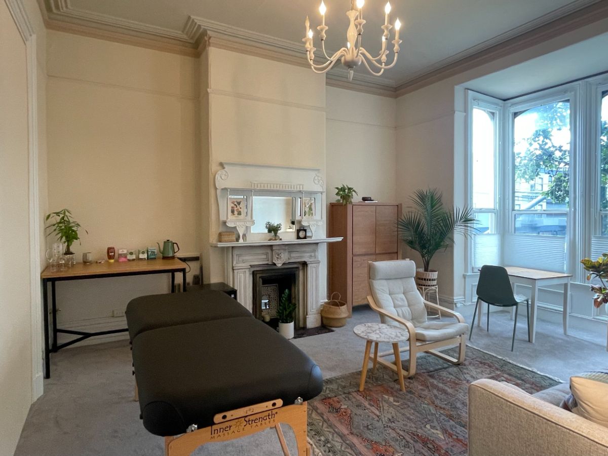 The therapy office with the Tamura Method table